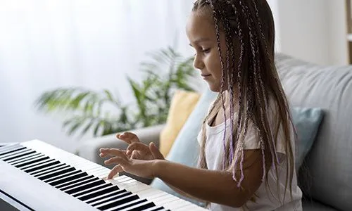Petite fille qui joue du piano