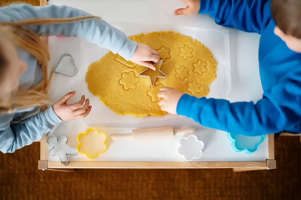 Enfants cuisinant des cookies en crèche