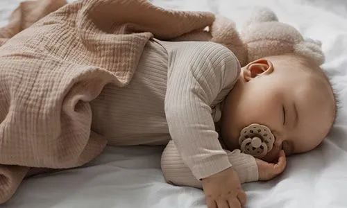 Bébé qui dort avec sa tétine