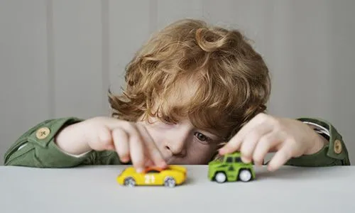 Petit garçon joue à la voiture