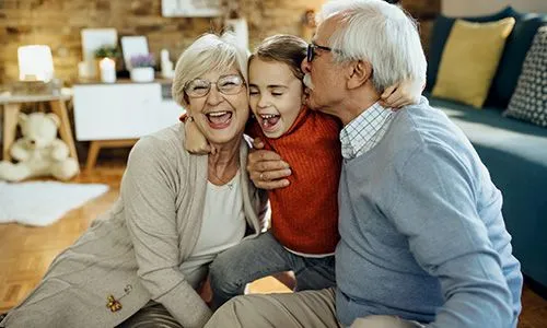 Une petite fille heureuse avec ses grands-parents