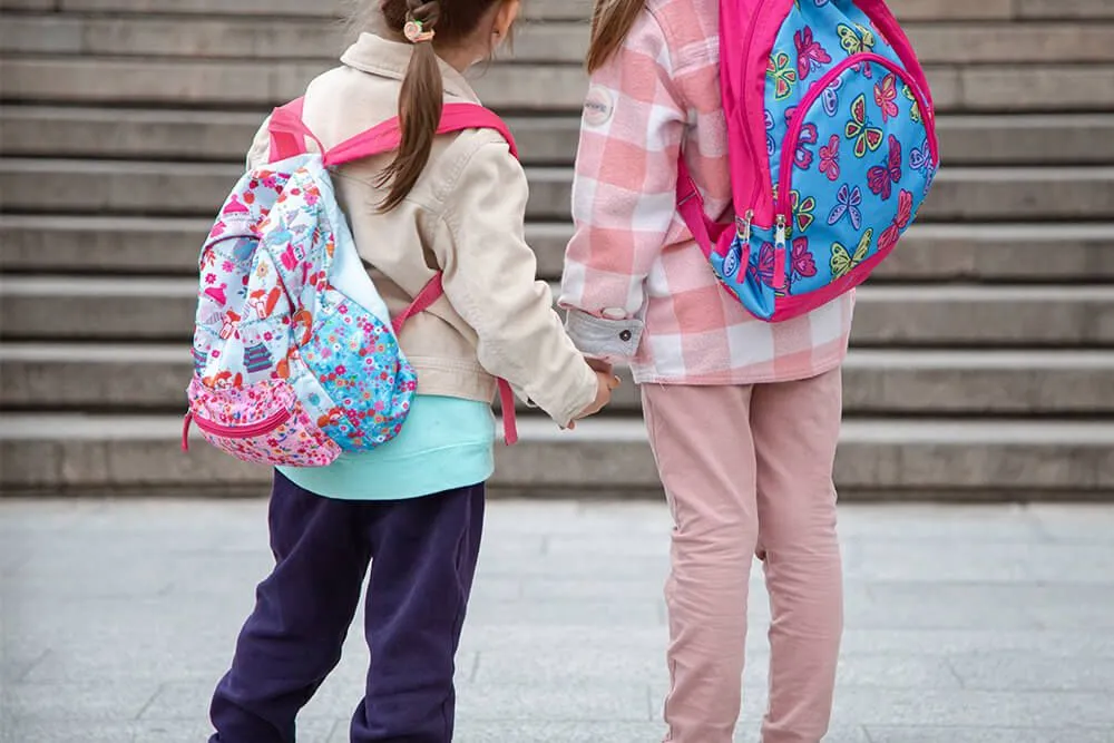 Deux fillettes retournent à l'école